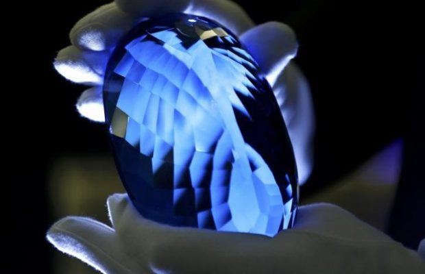 Sắp trưng bày viên đá quý topaz màu xanh lớn nhất thế giới
